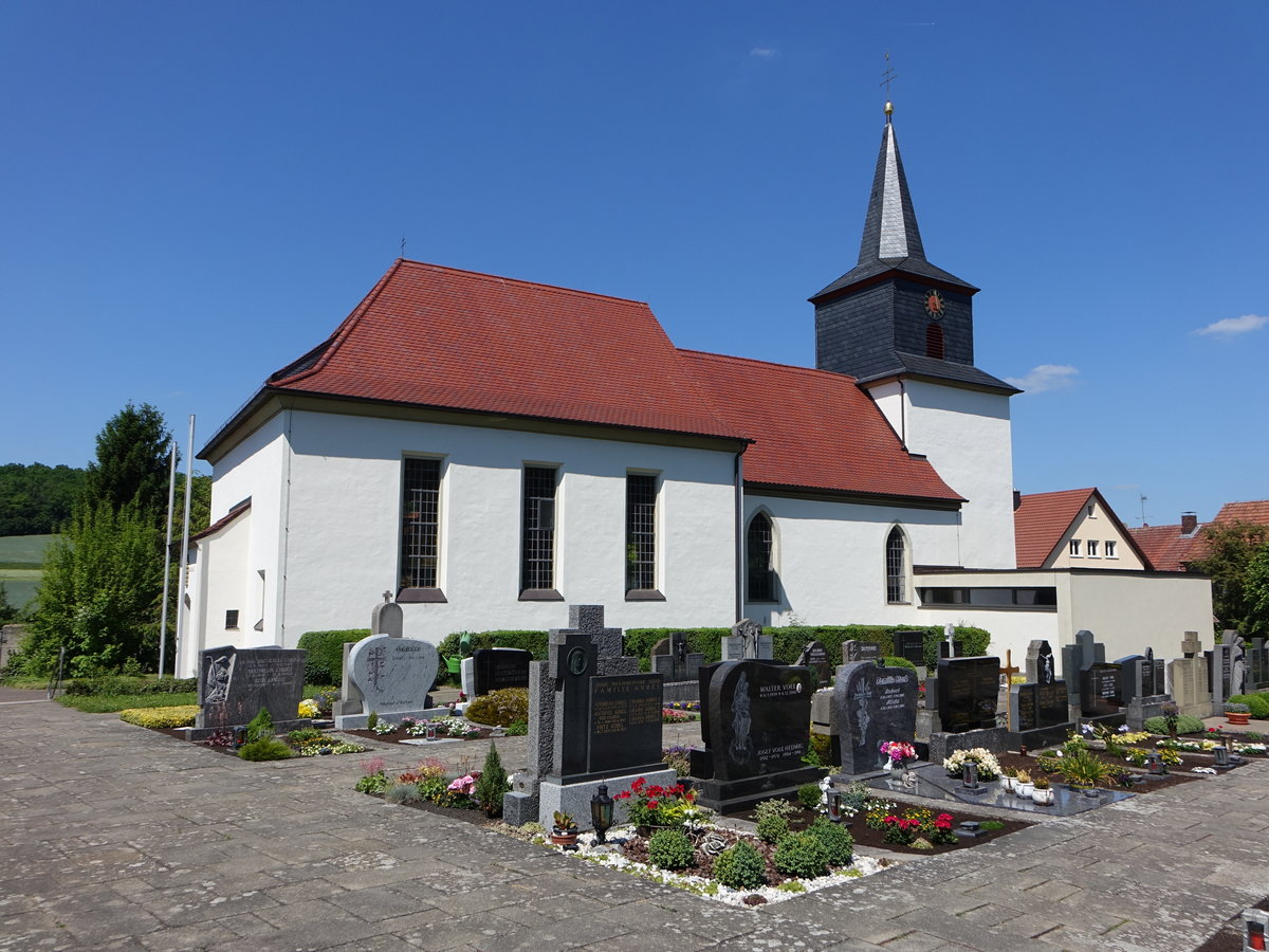 Mhlhausen, katholische Kuratiekirche St. Martin, Saalbau mit eingezogenem Chor und Chorturm mit Spitzhelm, erbaut bis 1694, erweitert 1930 (27.05.2017) 