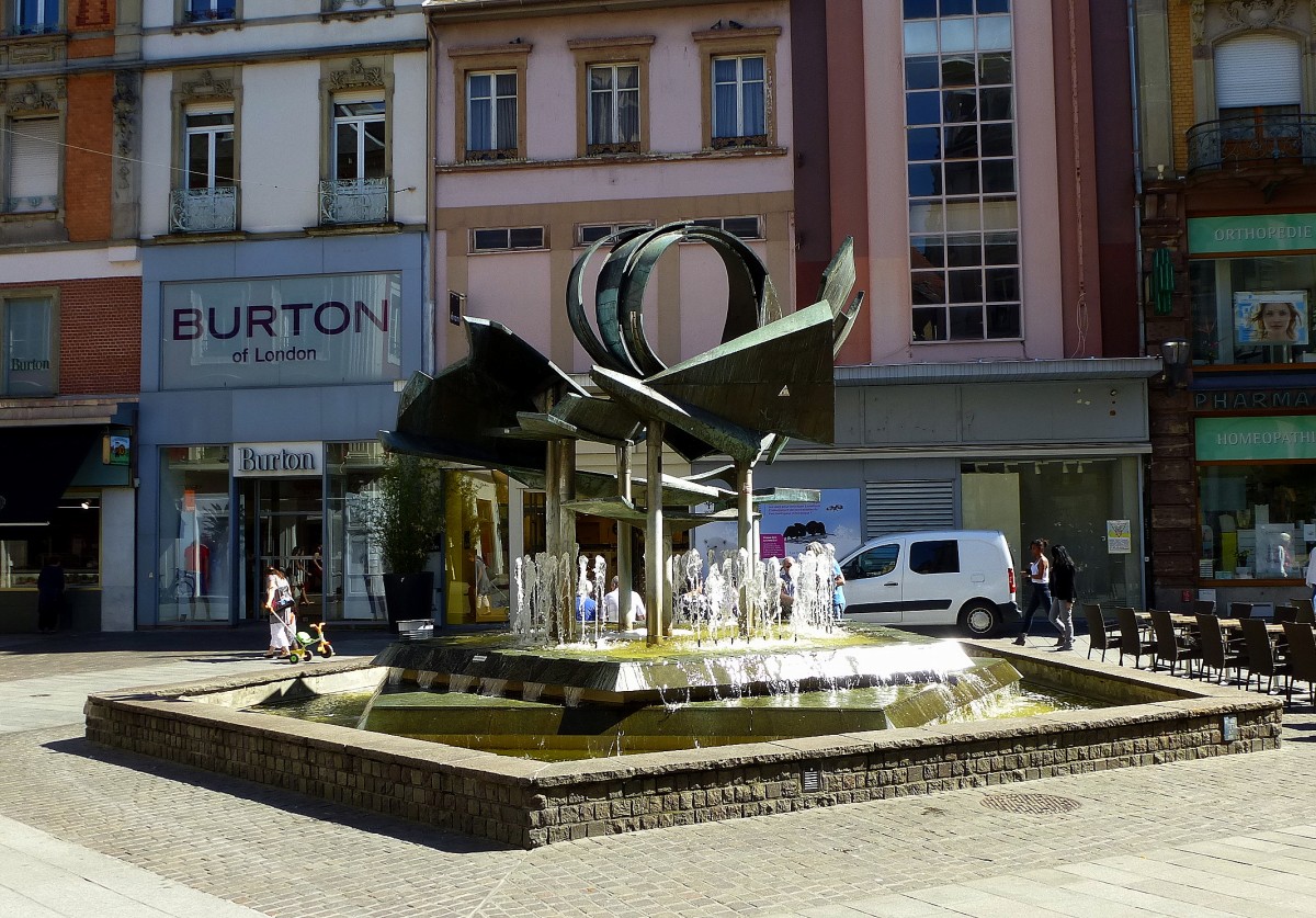 Mlhausen (Mulhouse), Brunnen und Wasserspiel im Stadtzentrum, Mai 2014