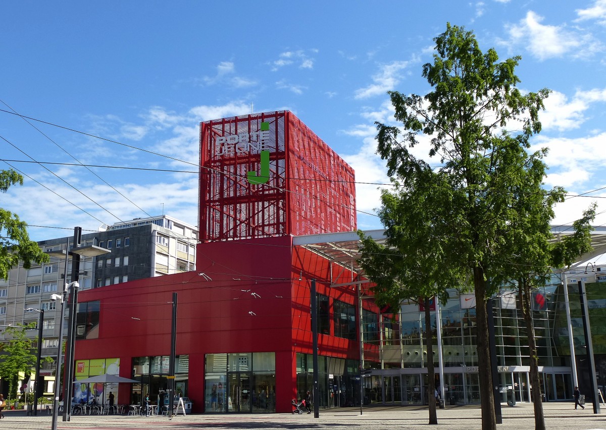 Mlhausen (Mulhouse), Einkaufszentrum am Fue des Europaturms, Mai 2014