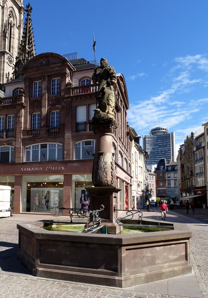 Mlhausen (Mulhouse), historischer Brunnen am Rathausplatz, Mai 2014