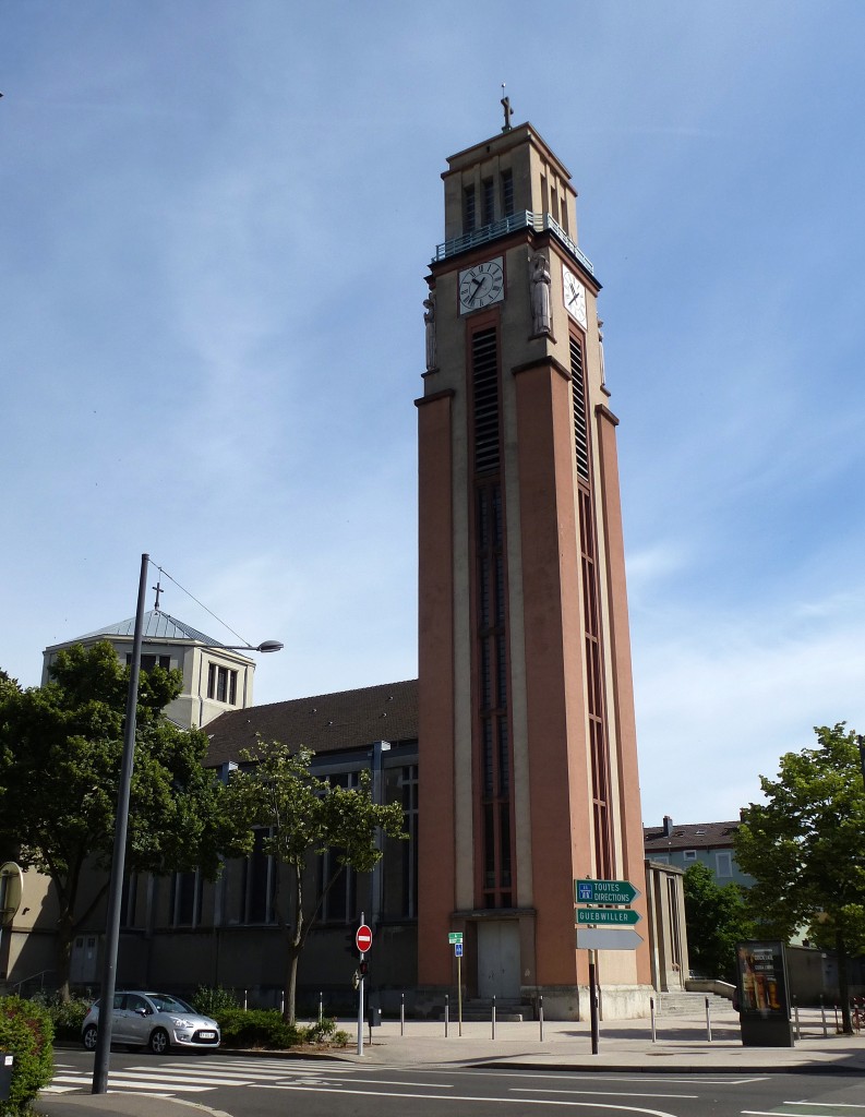 Mlhausen (Mulhouse), die katholische Kirche  St.-Jeanne d'Arc , eingeweiht 1954, Juni 2015