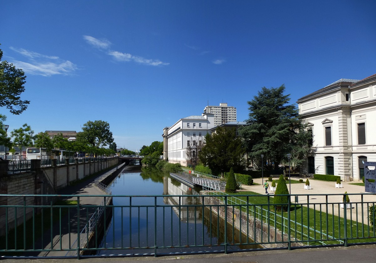 Mlhausen (Mulhouse), Rhein-Rhone-Kanal, rechts das Stoffdruckmuseum, Mai 2014 