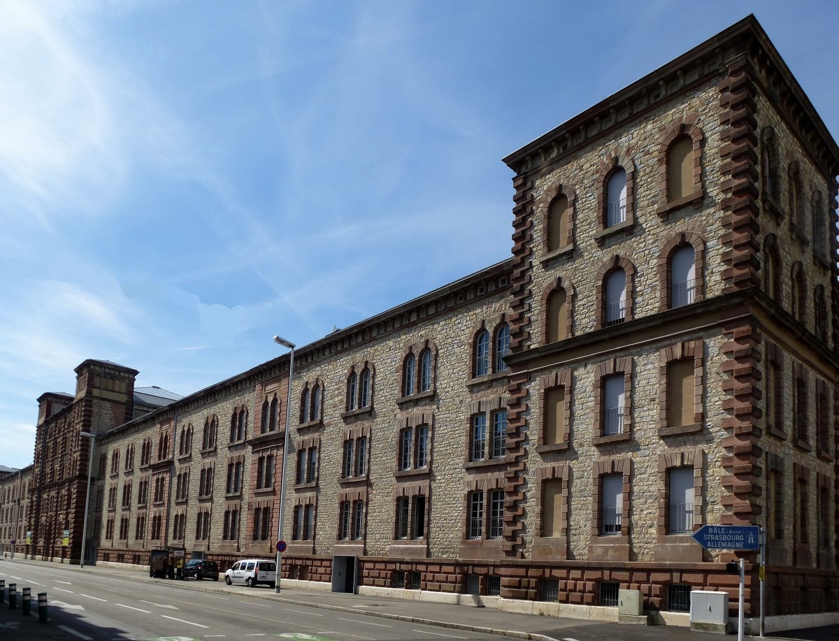 Mülhausen (Mulhouse), die Straßenfront der ehemaligen Kaiser-Wilhelms-Kaserne, jetzt hochwertiger Wohnkomplex, Juni 2015