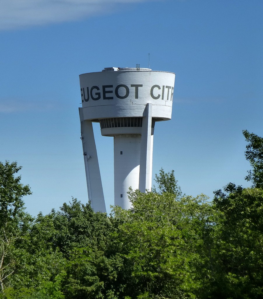 Mlhausen (Mulhouse), Wasserturm der Automobilwerke PSA am Stadtrand, Mai 2014