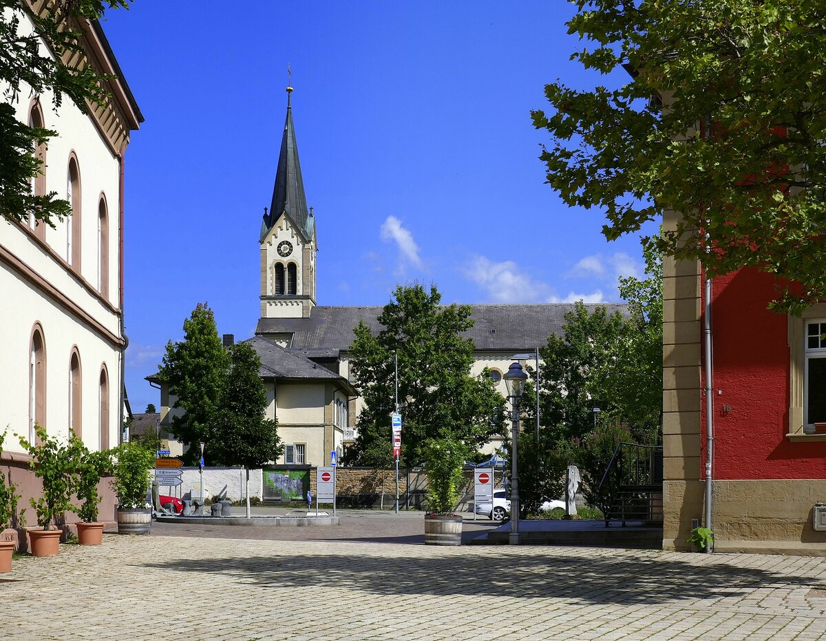 Mllheim in Baden, Blick vom Markgrfler Platz zur Herz-Jesu-Kirche, Sept.2021