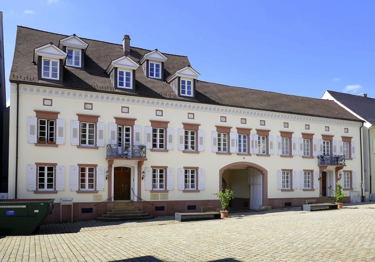 Mllheim in Baden, das historische Gebude  Groe Hofanlage  aus dem 17.Jahrhundert befindet sich am Markgrfler Platz, Sept.2021
