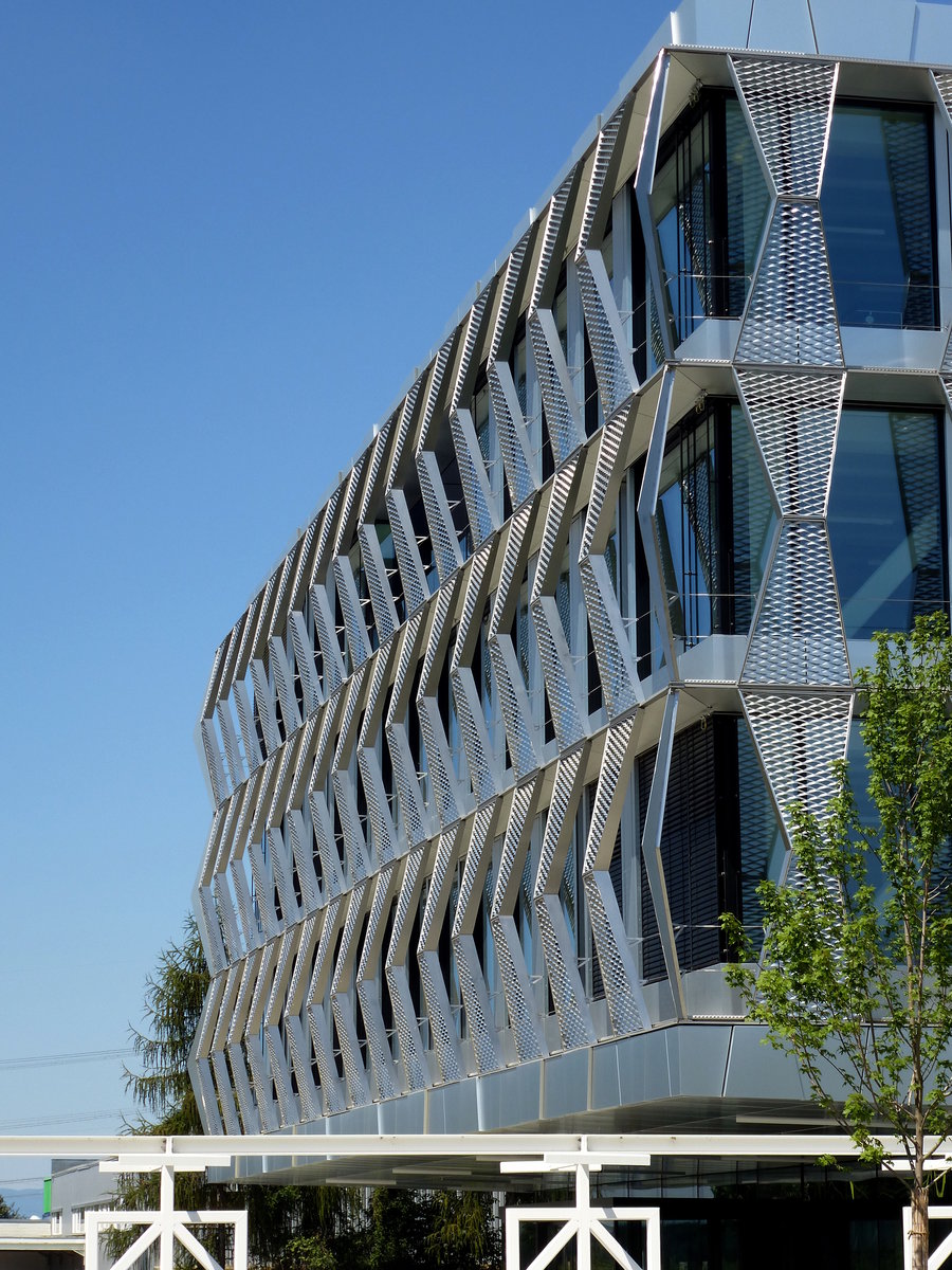 Mllheim, Blick auf die Fassadenverkleidung an der  Auma -Firmenzentrale, Aug.2017 