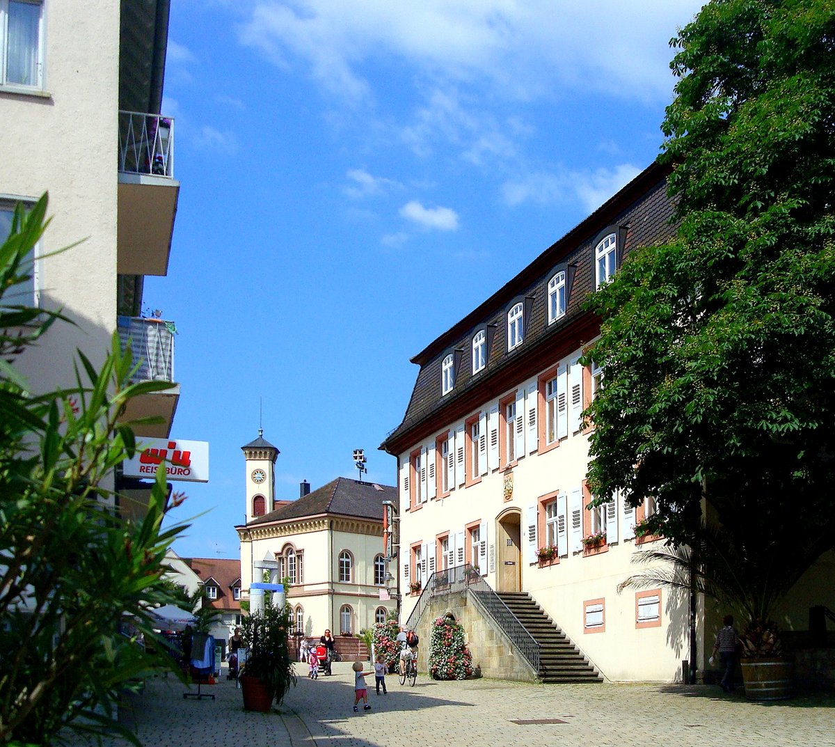 Mllheim, Blick von der Fugngerzone zum Markgrfler Platz, rechts das Amtshaus und ehemaliges Forstamt, heute stdtisches Verkehrsamt, Juni 2010