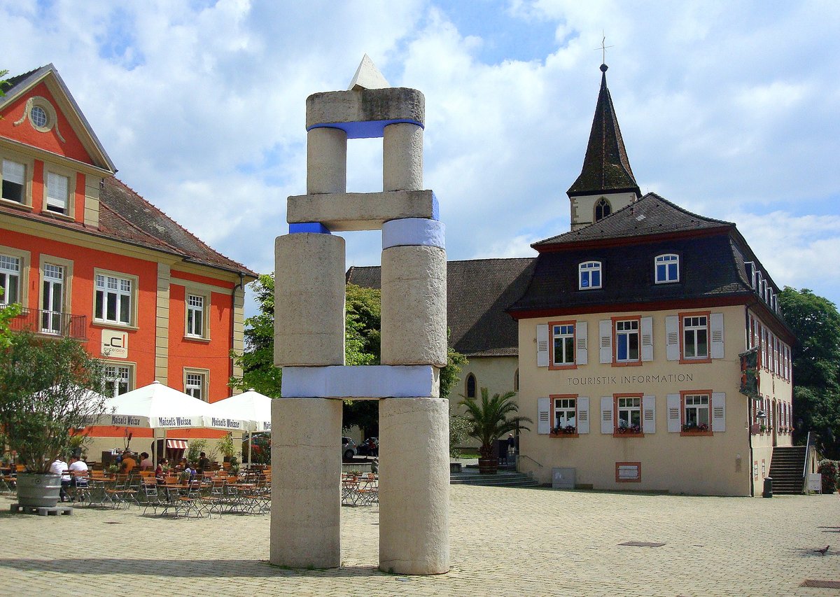 Müllheim, der Markgräfler Platz mit dem  Tor , einem Kunstwerk von Bernd Völkle, Juni 2010