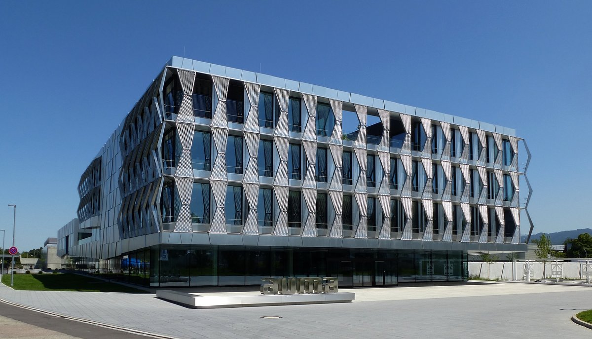 Mllheim im Markgrflerland, moderne Industriearchitektur, die 2017 errichtete Firmenzentrale  der Firma  Auma , Aug.2017