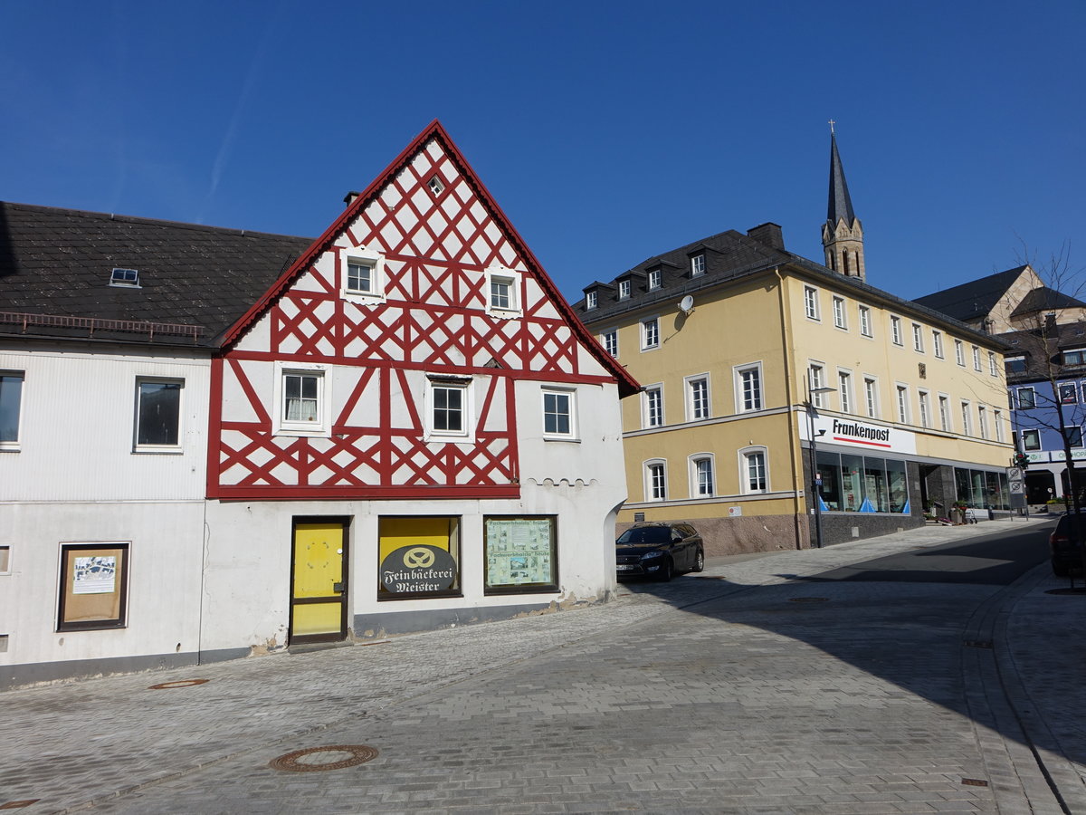 Münchberg, Fachwerkhaus am Marktplatz, dahinter der Turm der Ev. St. Peter und Paul Kirche (21.04.2018)