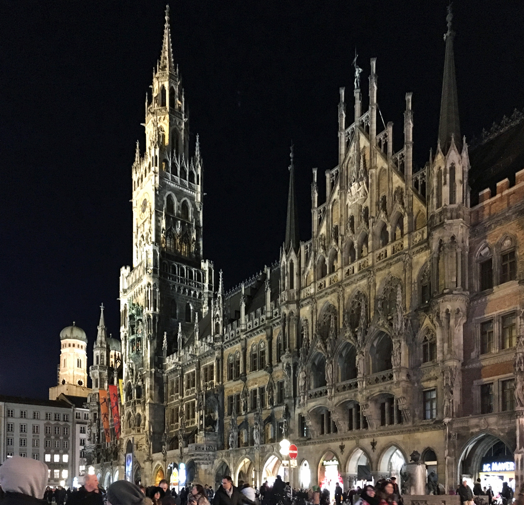 Mnchen - Marienplatz, Rathaus und links hinten die Trme der Frauenkirche - 25.02.2017