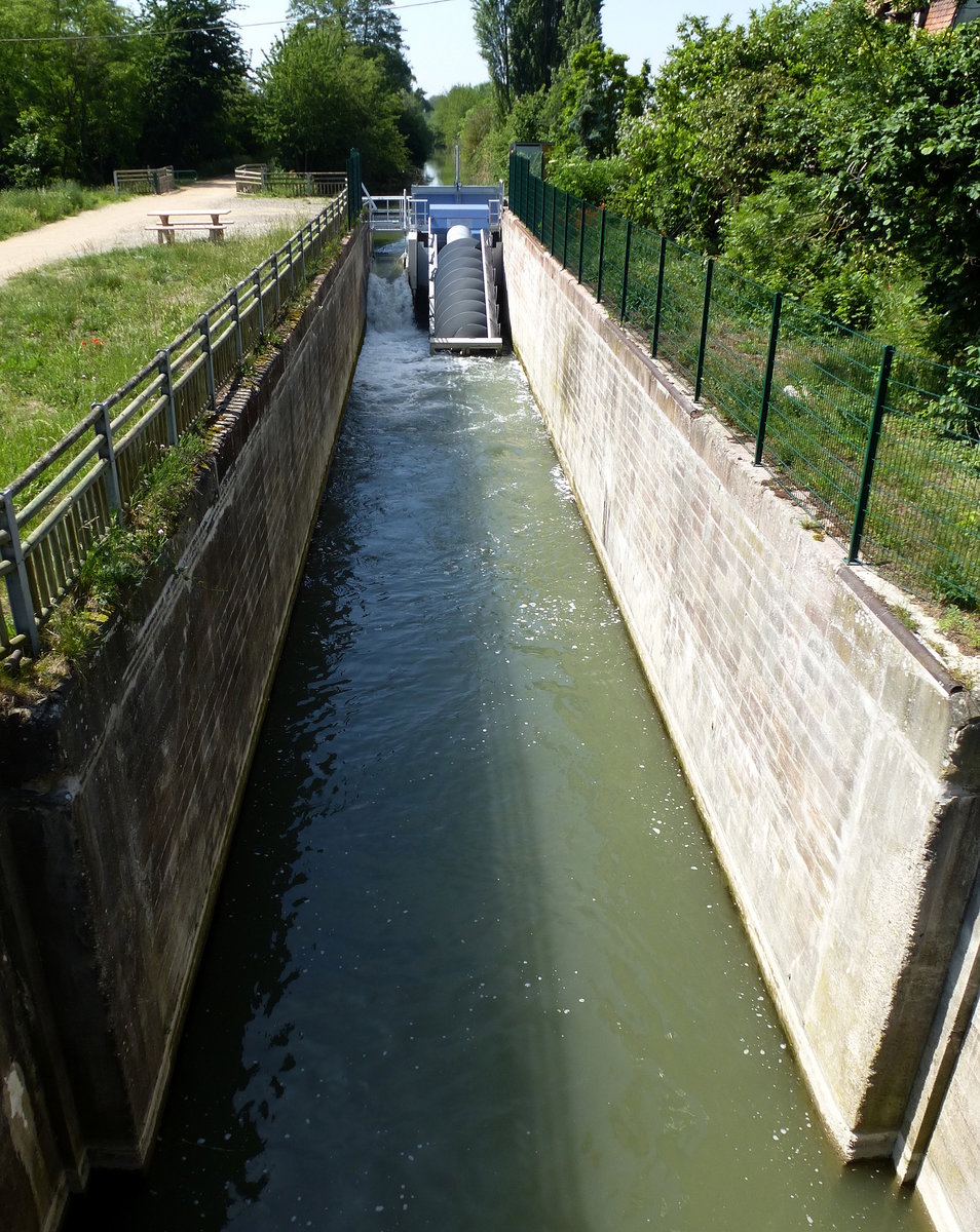 Mnchhausen (Munchhouse), in der ehemaligen Schleuse des alten Rhein-Rhone-Kanals dient die Wasserkraftschnecke zur Stromgewinnung, Mai 2018