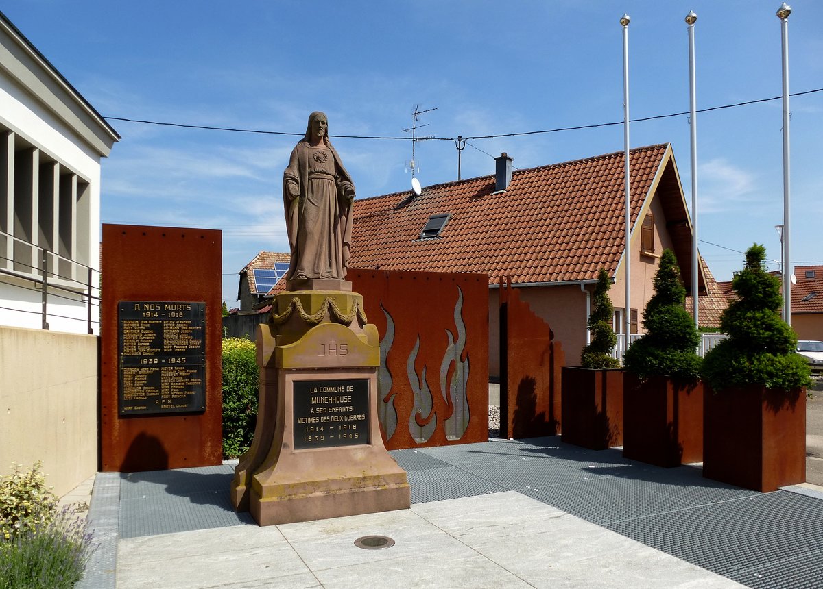 Mnchhausen (Munchhouse), Kriegerdenkmal neben der St.Agatha-Kirche, Mai 2018