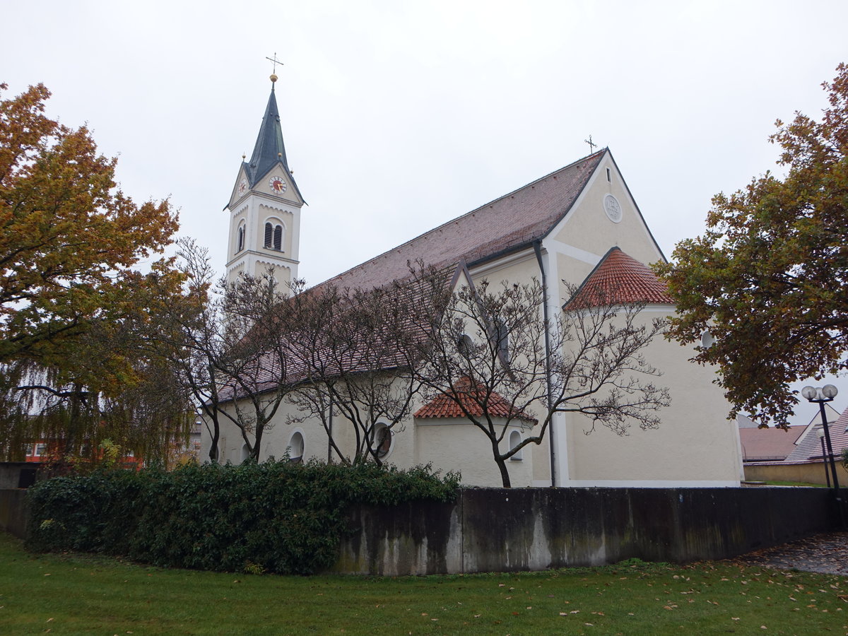 Mnchsmnster, St. Sixtus Kirche, verputzte Saalkirche mit Satteldach, halbrunder Chorapsis und westlichem Turm mit Spitzhelm und neuromanischer Gliederung, Apsis romanisch, erbaut im 17. Jahrhundert (06.11.2016)