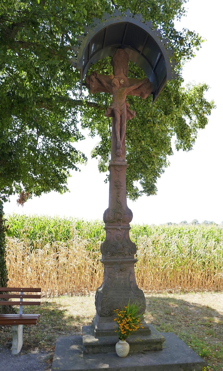 Mnchweier, OT von Ettenheim, barockes Sandsteinkreuz von 1782 neben der St.Anna Kapelle, Aug.2022