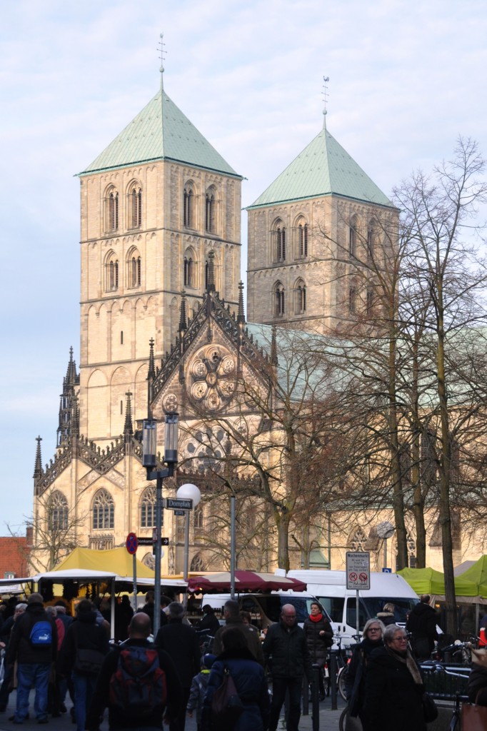 MNSTER, 18.01.2014, der Paulusdom mit dem samstglichen Wochenmarkt