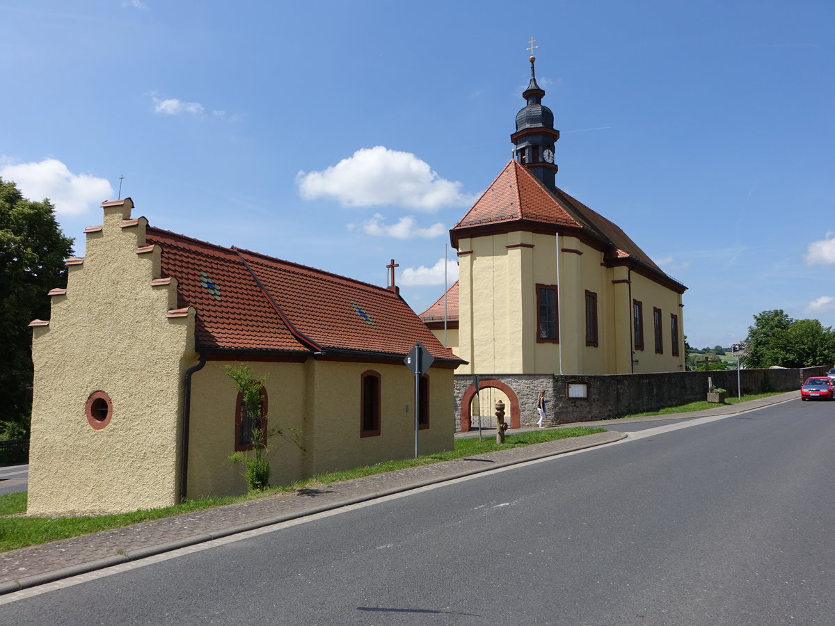 Mnster, kath. Filialkirche St. Martin, Saalkirche mit eingezogenem Dreiseitchor sowie Chorreiter, erbaut von 1706 bis 1708 (26.05.2018)