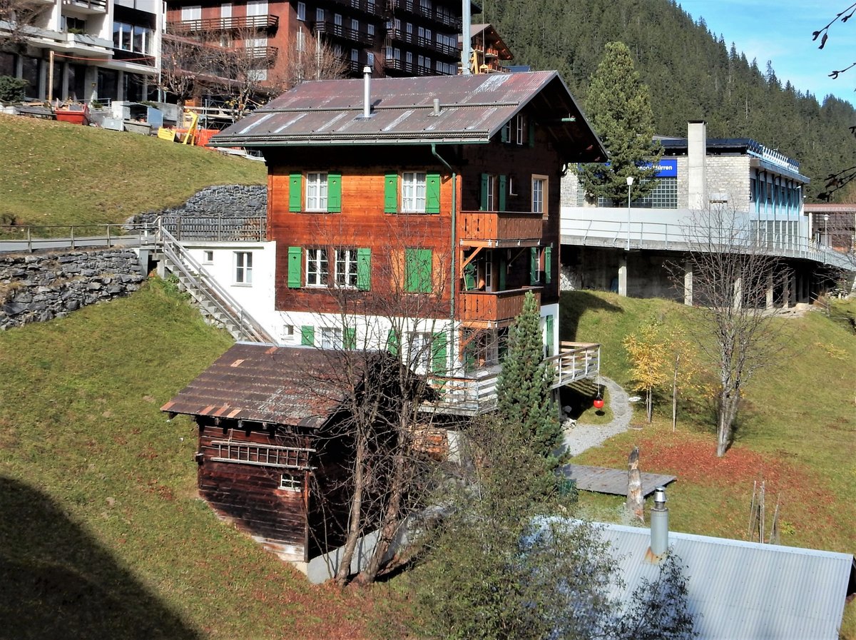 Mrren, Chalet “Mnchsblick”, mit dem BLM Bahnhof im Hintergrund - 26.10.2017