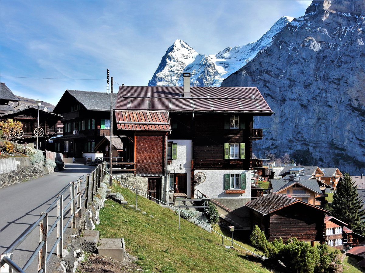 Mrren, Hauptstrasse mit Sicht auf dem Eiger im Hintergrund - 26.10.2017

