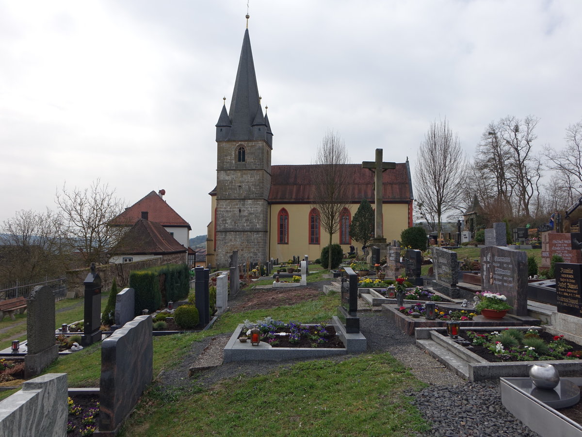 Mrsbach, Katholische Pfarrkirche St. Sebastian, Chor und viergeschossiger Chorseitenturm mit Spitzhelm im Kern 15. Jahrhundert, Langhaus erbaut 1613 (09.04.2018)