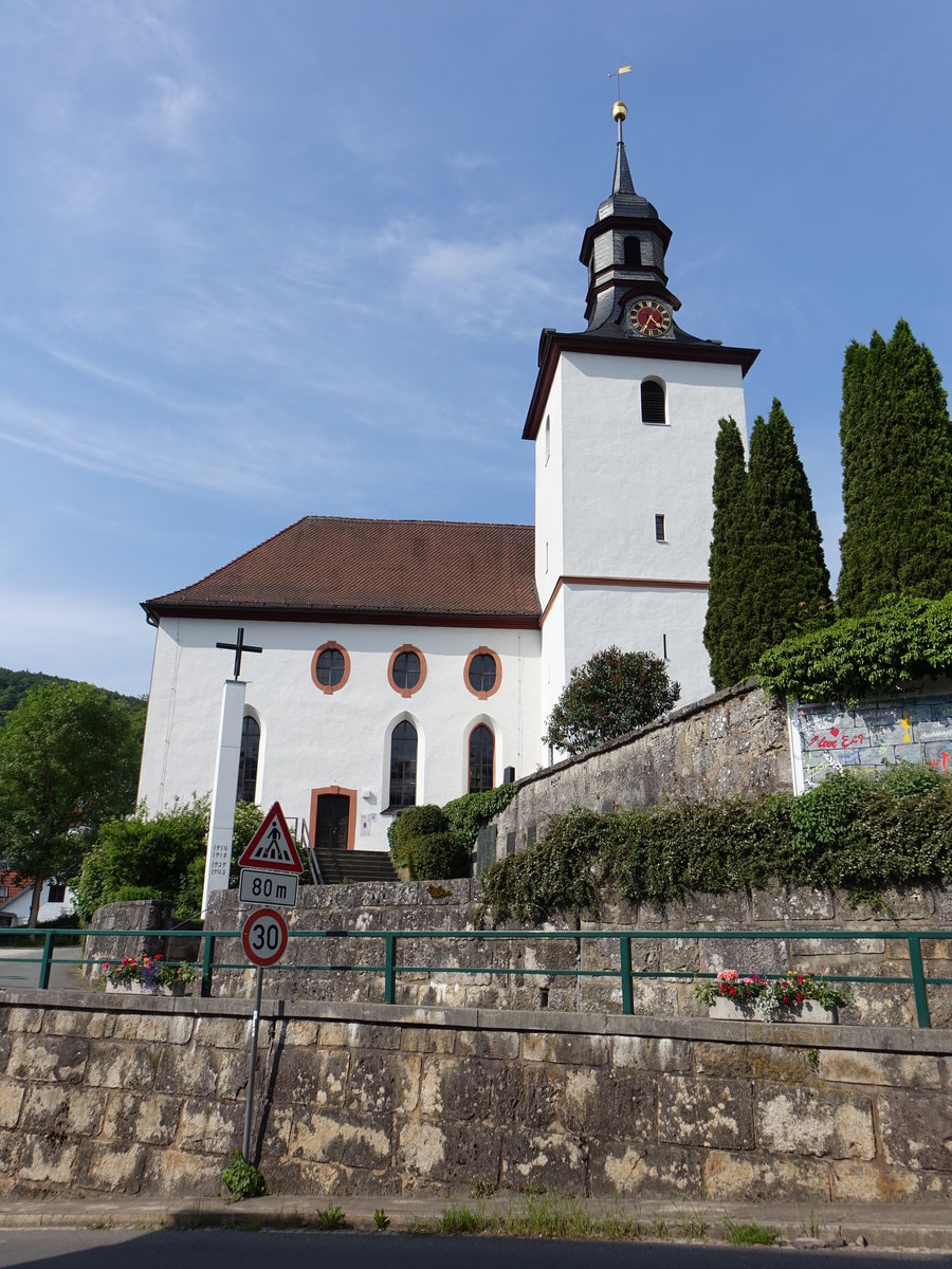 Muggendorf, Ev. Pfarrkirche St. Laurentius, verputzte Saalkirche mit eingezogenem Chor und sdlichem Chorseitenturm, erbaut von 1635 bis 1688 (19.05.2018)