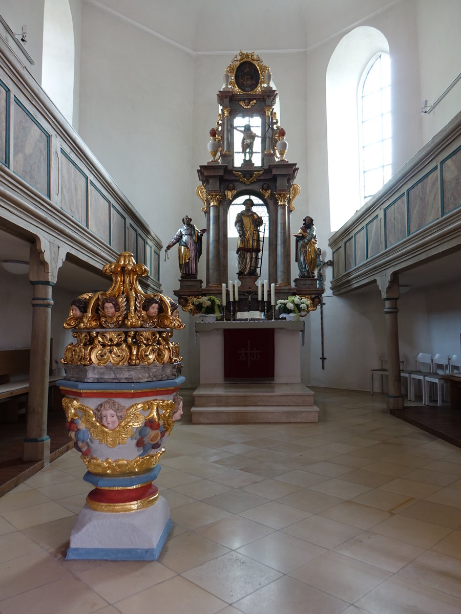 Muggendorf, Taufstein und Hochaltar in der Ev. St. Laurentius Kirche (19.05.2018)