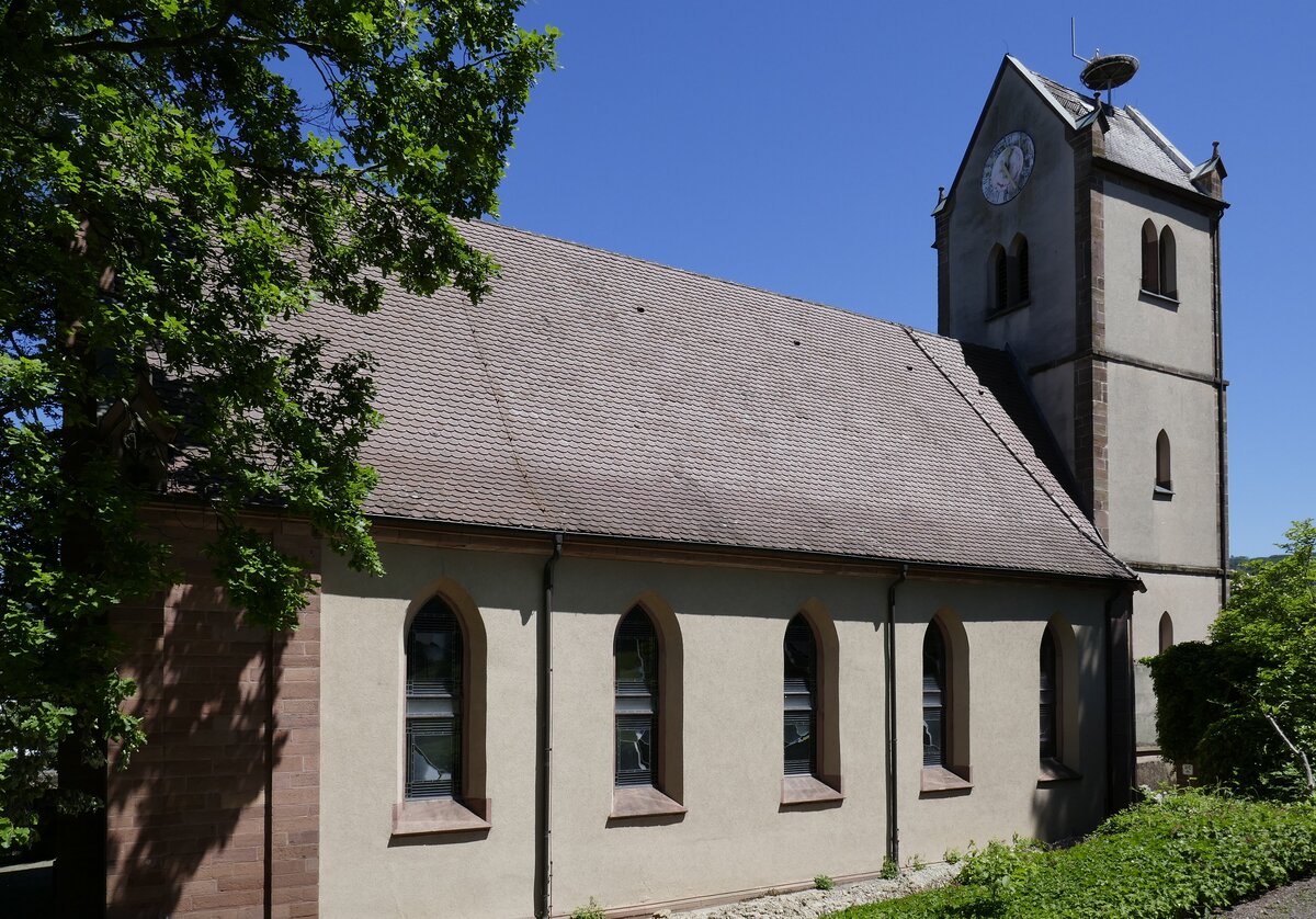 Mundingen, die evangelische St.Barbara-Kirche, erbaut 1725, der 35m hohe Glockenturm wurde 1768 erbaut, Juni 2021