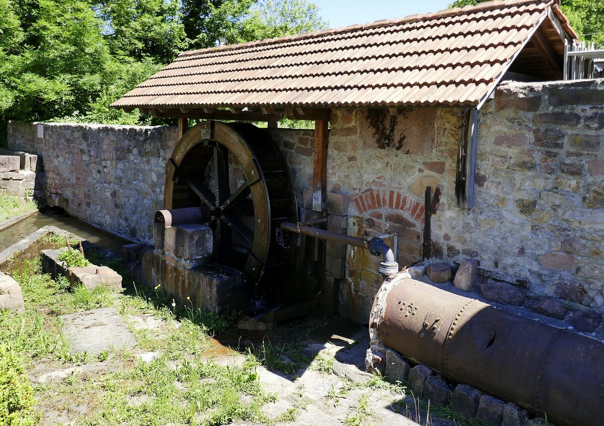 Mundingen, das historische Wasserrad der Mundinger Mhle wurde 2001-03 neu erstellt, Juni 2021