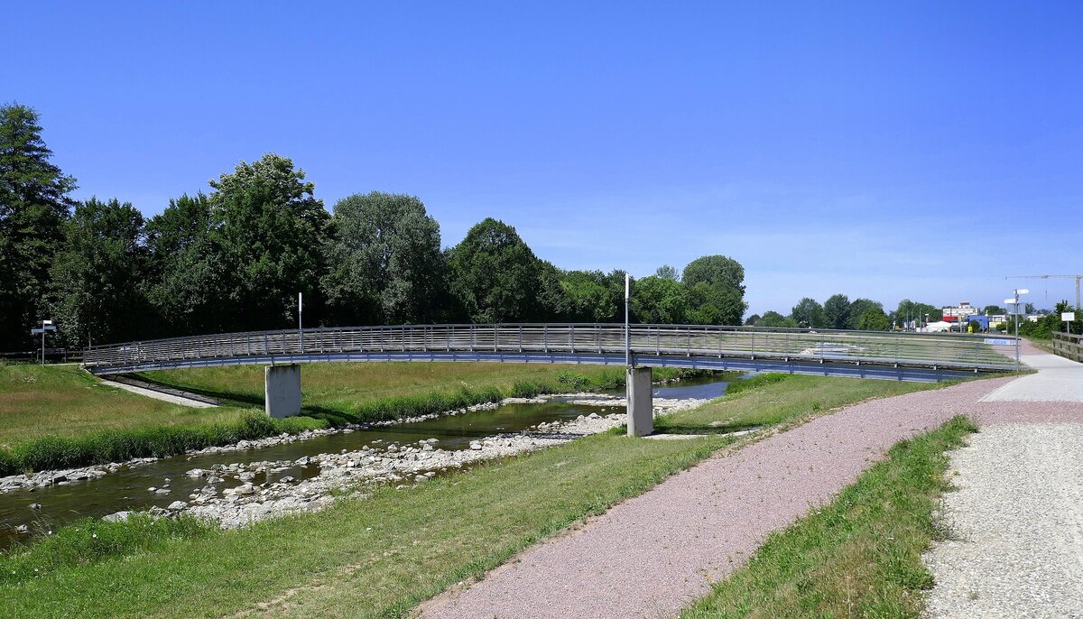 Mundingen, die Otto-Rieth-Brücke über die Elz, Fußgänger-und Radwegbrücke, benannt nach dem ehemaligen Bürgermeister des Ortes, Juni 2022