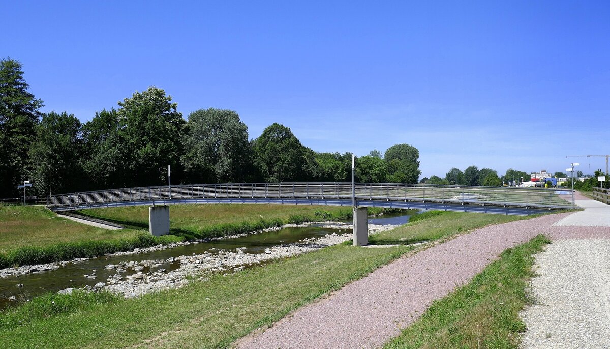 Mundingen, die Otto-Rieth-Brcke ber die Elz, Fugnger-und Radwegbrcke, benannt nach dem ehemaligen Brgermeister des Ortes, Juni 2022