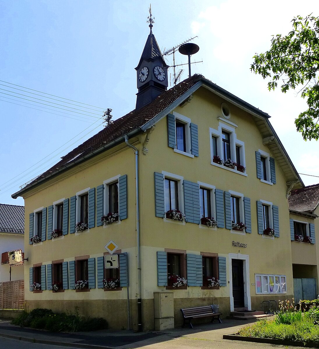 Mundingen, das Rathaus, seit 1974 ist der ca.2000 Einwohner zhlende Ort ein Stadtteil von Emmendingen, Juni 2021