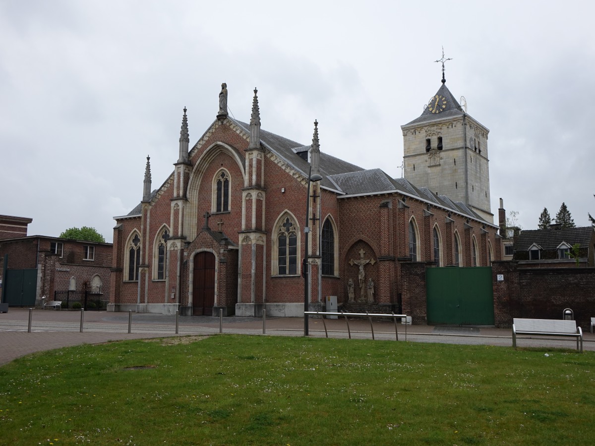 Munsterbilzen, Kirche Unsere lieben Frau Maria Himmelfahrt, neugotisch erbaut von 1851 bis 1852, sptgotischer Turm (25.04.2015)