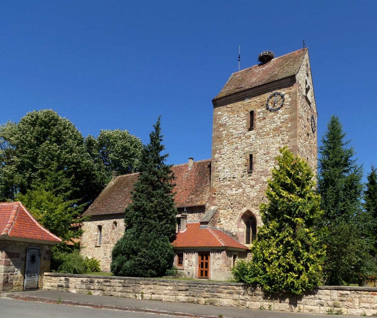 Muntzenheim im Oberelsa, die Dorfkirche St.Urban, Juli 2013