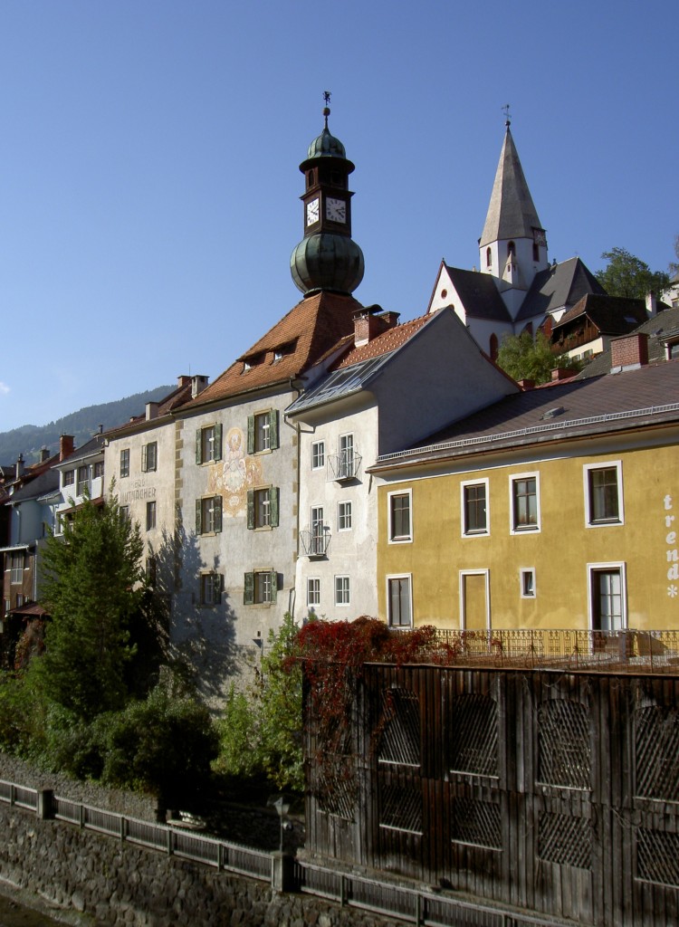 Murau, Altstadt mit altem Rathaus und St. Matthus Kirche (03.10.2013)