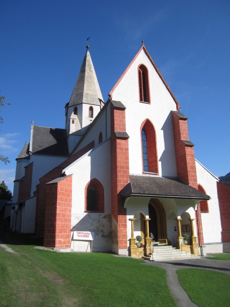 Murau, Pfarrkirche St. Matthus, erbaut ab 1295 durch Otto von Liechtenstein, ber der Vierung achteckiger Turm (03.10.2013)