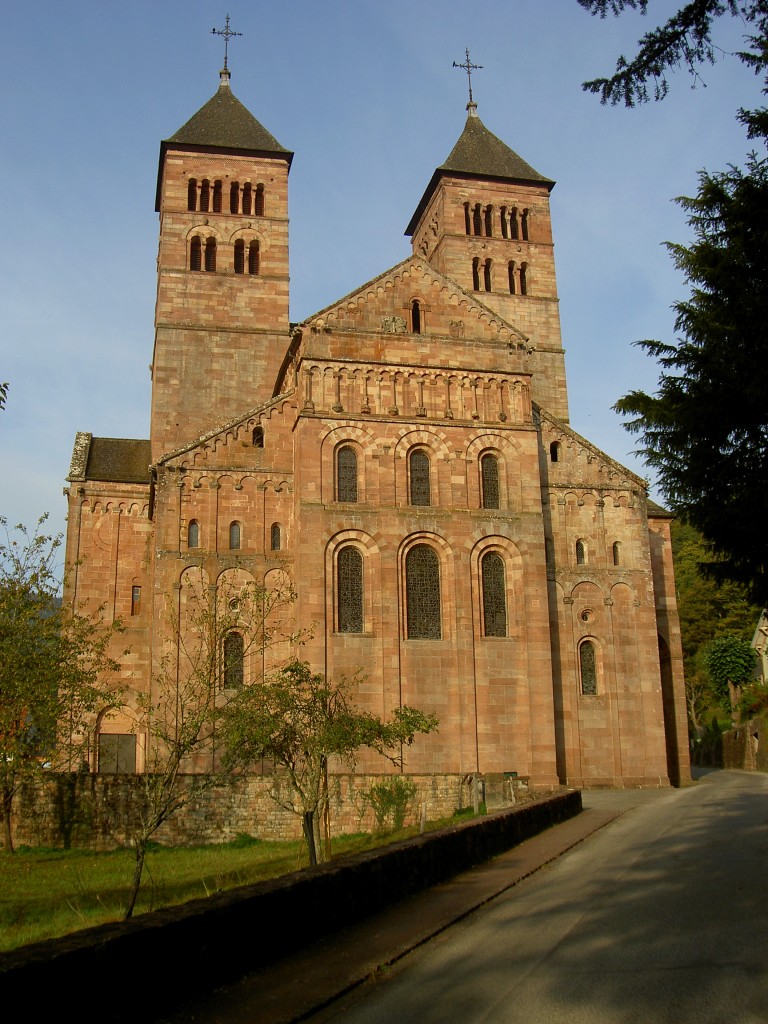 Murbach, Abteikirche St. Leodegar, erbaut im 12. Jahrhundert, heute steht nur noch 
der Chor, Querschiff und beide Trme (05.10.2014)