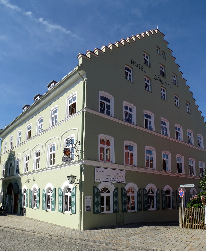 Murnau, Hotel  Angerbru  von 1850 mit mchtigen Stufengiebeln, Aug.2014