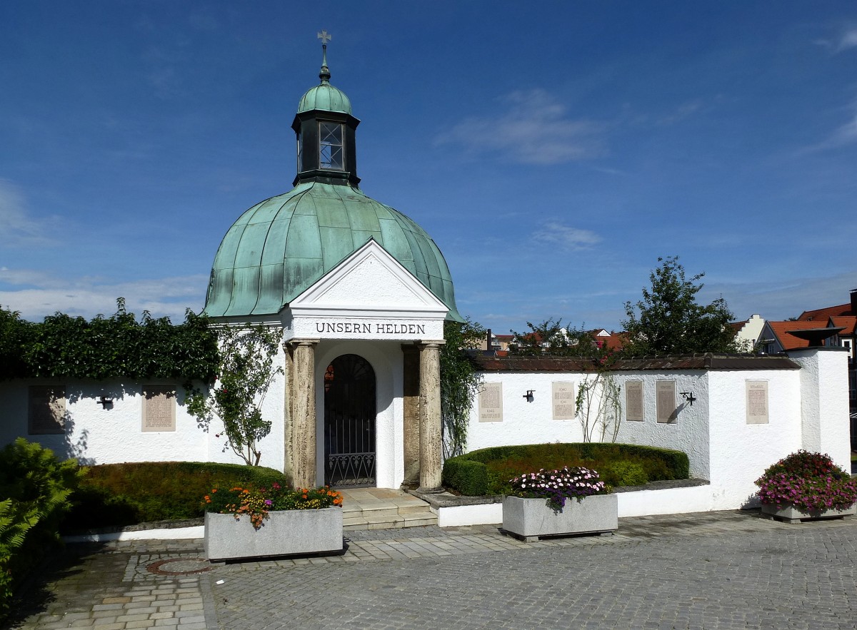 Murnau, das Kriegerdenkmal  Unseren Helden  neben der Pfarrkirche und dem Friedhof, Aug.2014