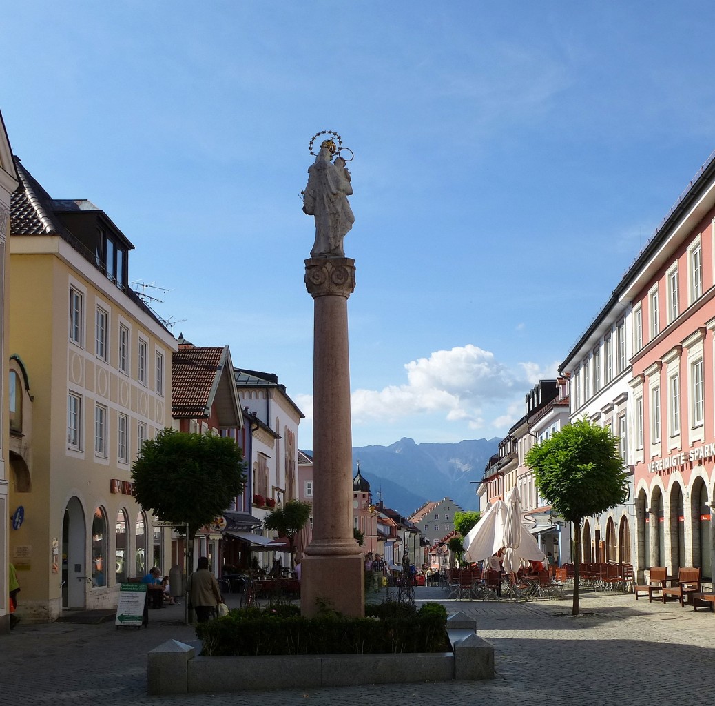 Murnau, die Mariensule mit barocker Madonnenfigur, um 1700 errichtet, Aug.2014