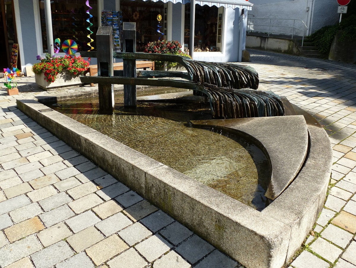 Murnau, moderne Brunnenanlage im Ortszentrum, Aug.2014