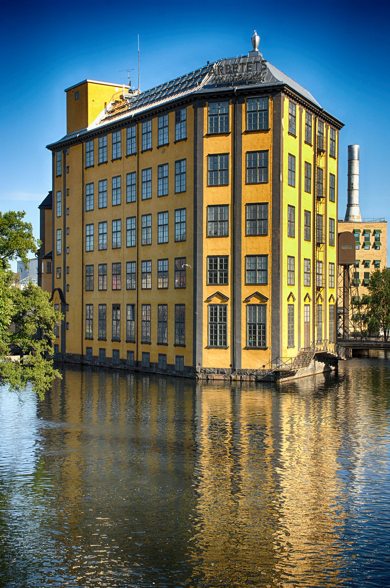 Museum der Arbeit in Norrköping.Entlang des Motala ström liegt die so genannte »Industrielandschaft«, die hauptsächlich aus alten Fabrikgebäuden aus der Zeit zwischen 1850 und 1917 besteht. In den 1970er Jahren war ein Großteil der Gebäude verfallen, doch heute sind die ursprünglichen Industriebauten anderweitig genutzt.

Aufnahme: 22. Juli 2017.