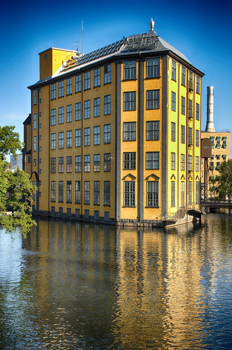 Museum der Arbeit in Norrkping.Entlang des Motala strm liegt die so genannte Industrielandschaft, die hauptschlich aus alten Fabrikgebuden aus der Zeit zwischen 1850 und 1917 besteht. In den 1970er Jahren war ein Groteil der Gebude verfallen, doch heute sind die ursprnglichen Industriebauten anderweitig genutzt.

Aufnahme: 22. Juli 2017.