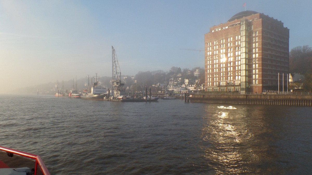 Museumshafen velgnne/Neumhlen mit der Seniorenresidenz Augustinum bei Nebelwetter am 25.11.2014 