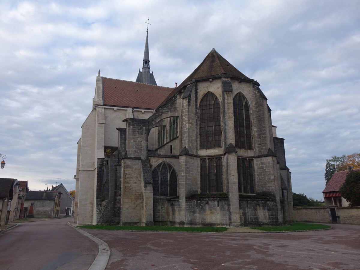 Mussy-sur-Seine, gotische St. Pierre Kirche, erbaut im 13. Jahrhundert (27.10.2015)