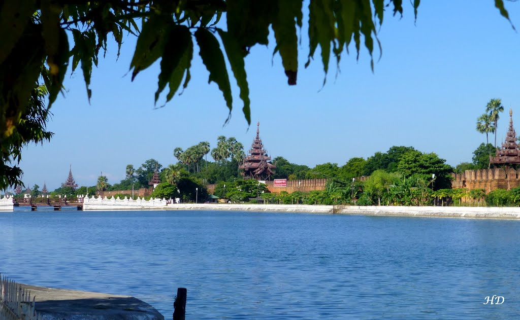 Myanmar - Blick ber den Wassergraben auf das kniglichen Palastgelnde der letzten birmanischen Monarchie, erbaut 1857-1859 als Grndung der neuen kniglichen Hauptstadt Mandalay. Das Gelnde ist von einer 2 km langen Mauer umgeben. Aufgenommen im September 2013.