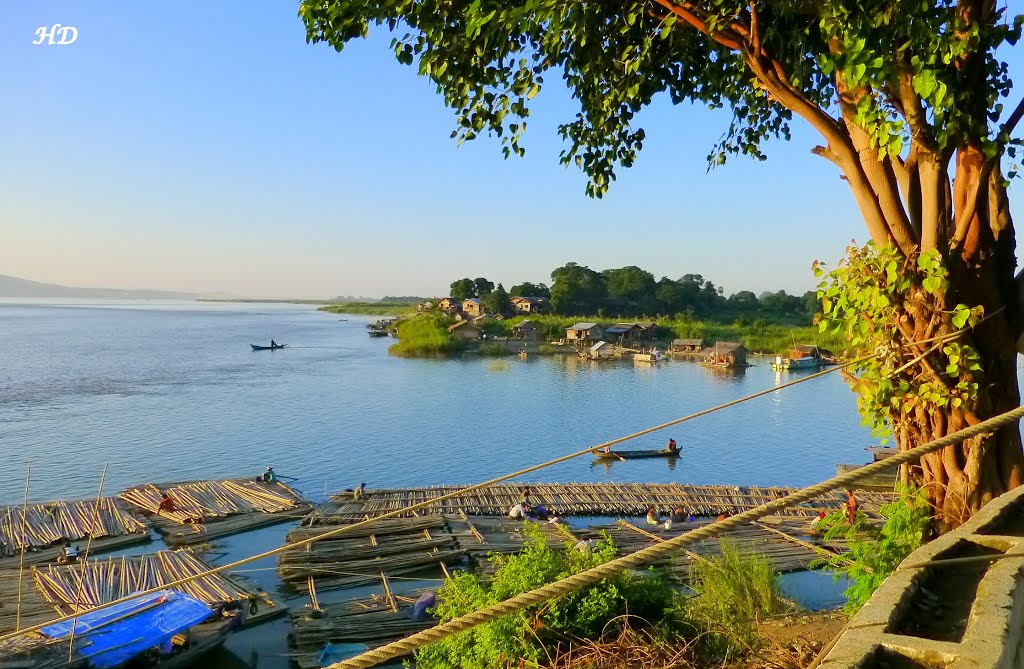 Myanmar - Mandalay - Leben am Ayeyarwaddy (Iradwadi) -Fluss.
Aufgenommen im September 2013.