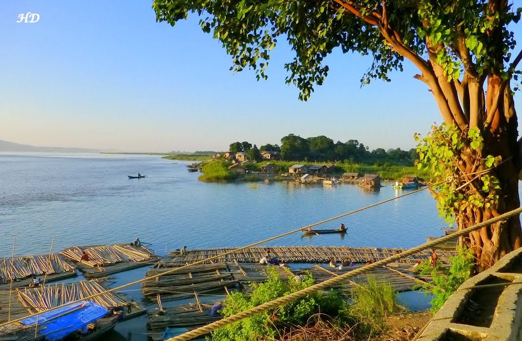 Myanmar - Mandalay - Leben am Ayeyarwaddy (Iradwadi) -Fluss.
Aufgenommen im September 2013.