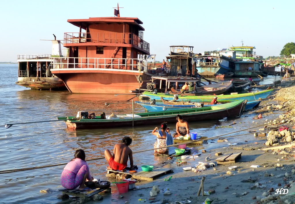 Myanmar - Mandalay - Waschtag am Ayeyarwaddy (Irawadi) -Fluss.
Aufgenommen im September 2013.