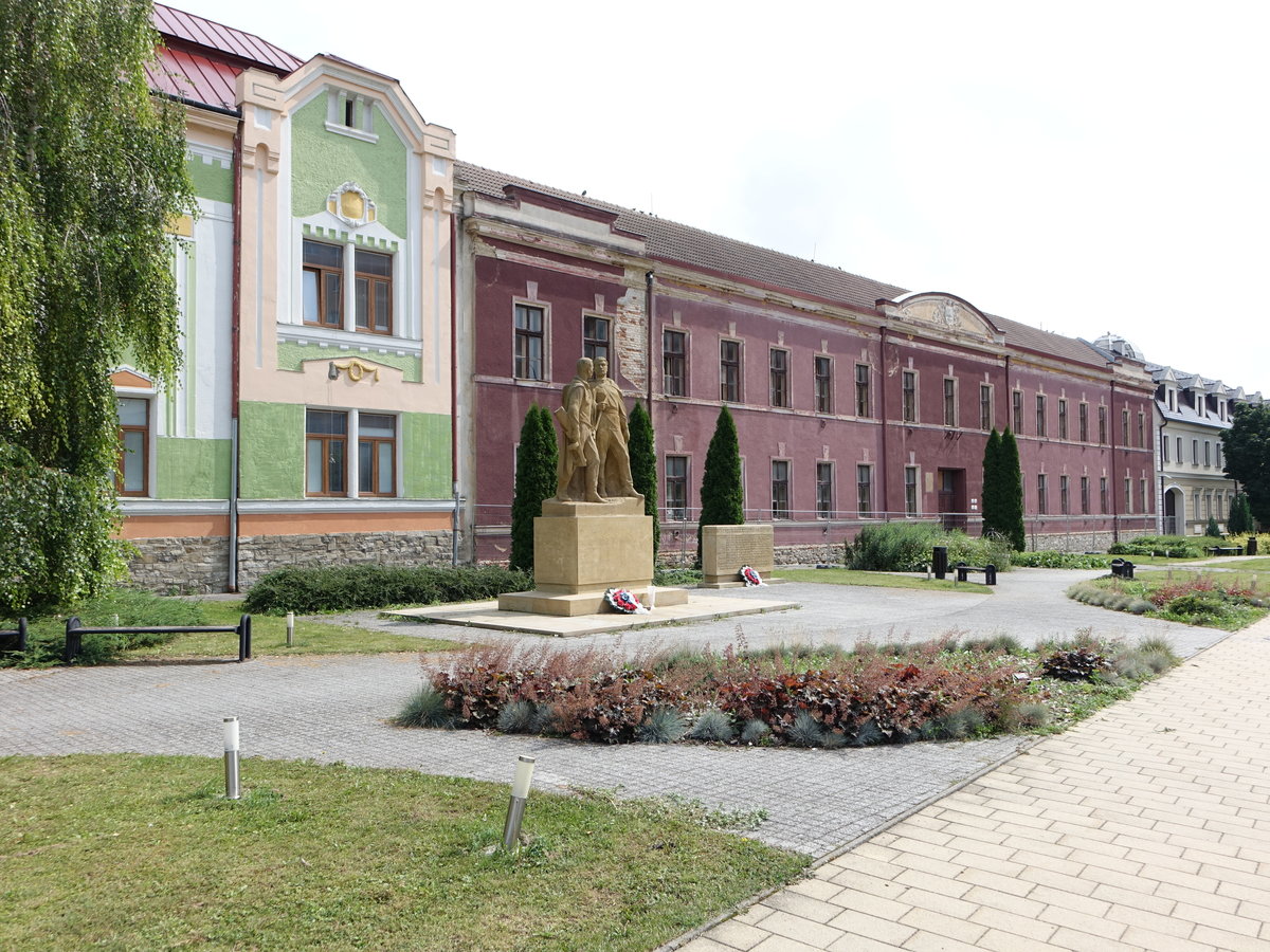 Myjava / Miawa, Denkmal und Gebude am Stefanikovo Namesti (04.08.2020)